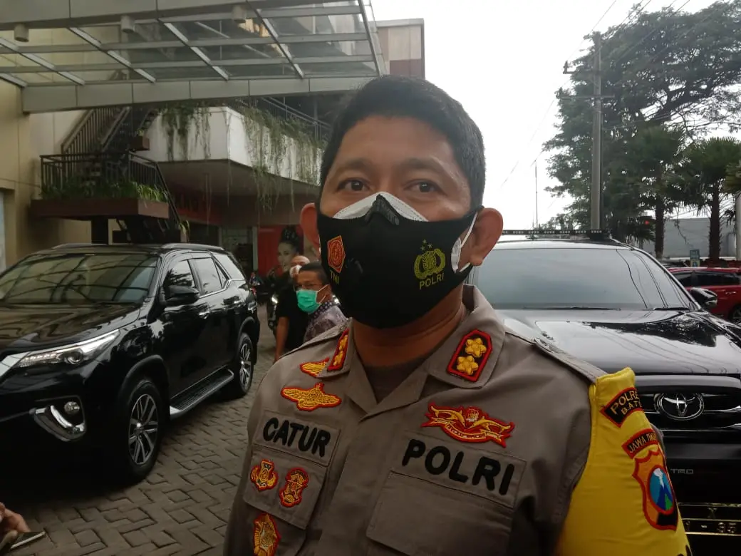 Kapolres Batu, AKBP Catur C Wibowo saat diwawancara di simpang empat Lippo Plaza Kota Batu. (Foto: Sholeh)