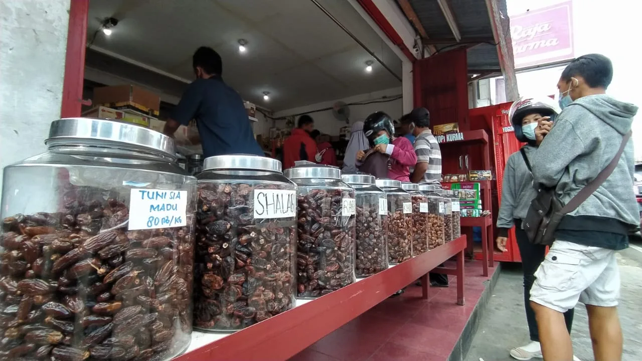 Kurma - Penjual Kurma di Embong Arab Malang Panen Rezeki 7 Kali Lipat