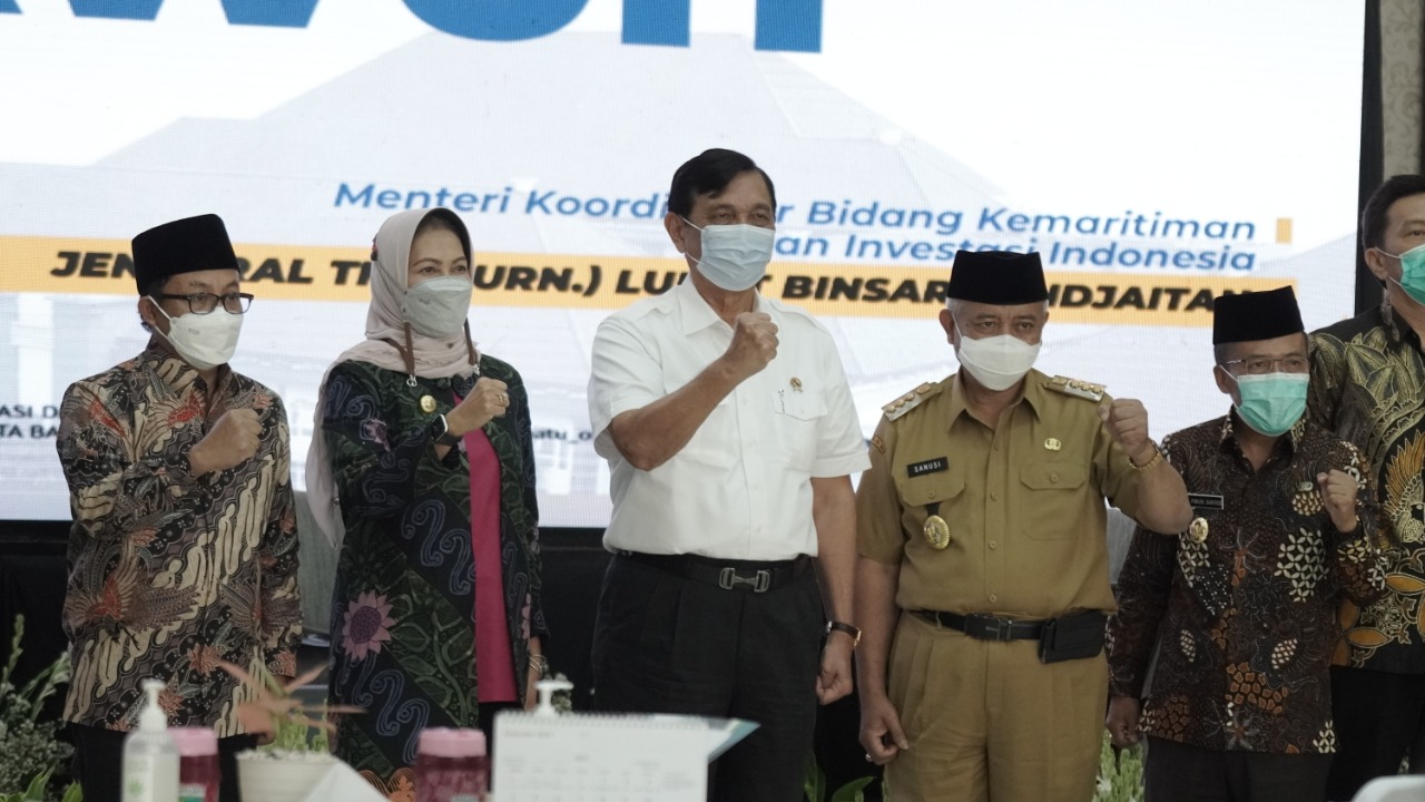 Menko Marves Luhut Binsar Panjaitan, bersama para Kepala Daerah Malang Raya. foto: Sholeh
