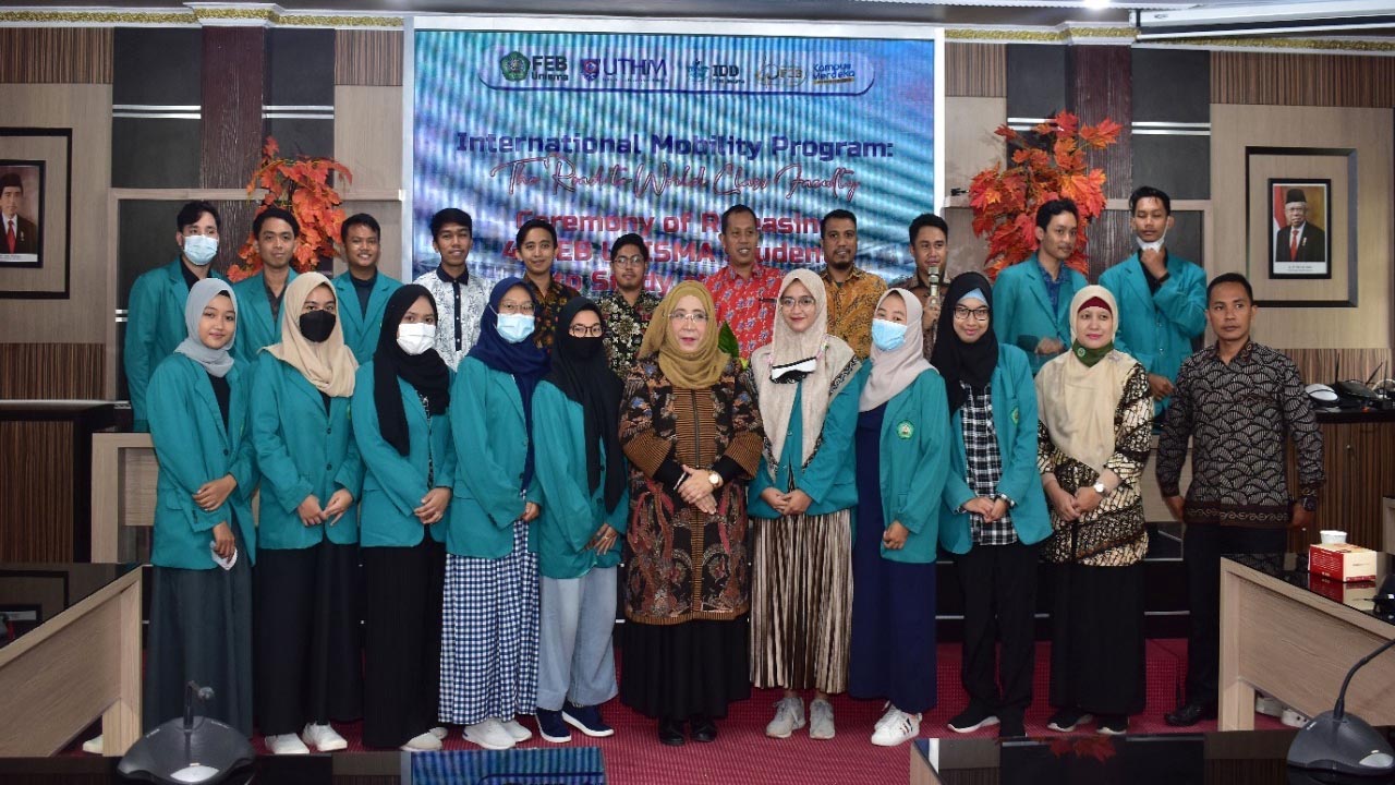 Dekan FEB UNISMA Nur Diana SE, MSi bersama jajaran dan mahasiswa FEB UNISMA yang diterima  Student Exchange ke UTHM Malaysia.