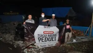 CEO Tugu Media Group, Irham Thoriq menyerahkan bantuan kepada panitia Masjid Raudlatul Muttaqin yang berada di Desa Tamanasri, Kecamatan Ampelgading, Kabupaten Malang. (Foto: Rubianto)