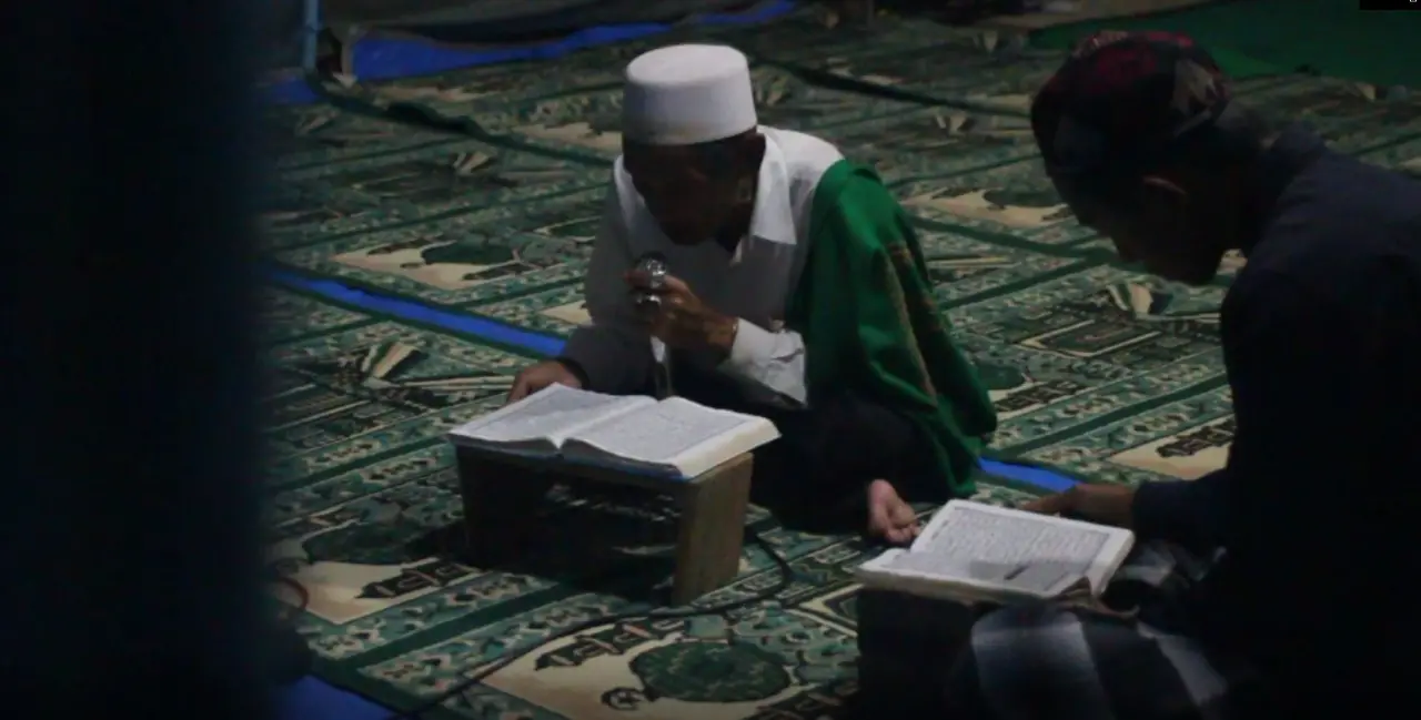 Suasana masyarakat saat membaca Al Quran usai Salat Tarawih. (Foto: Rubianto)