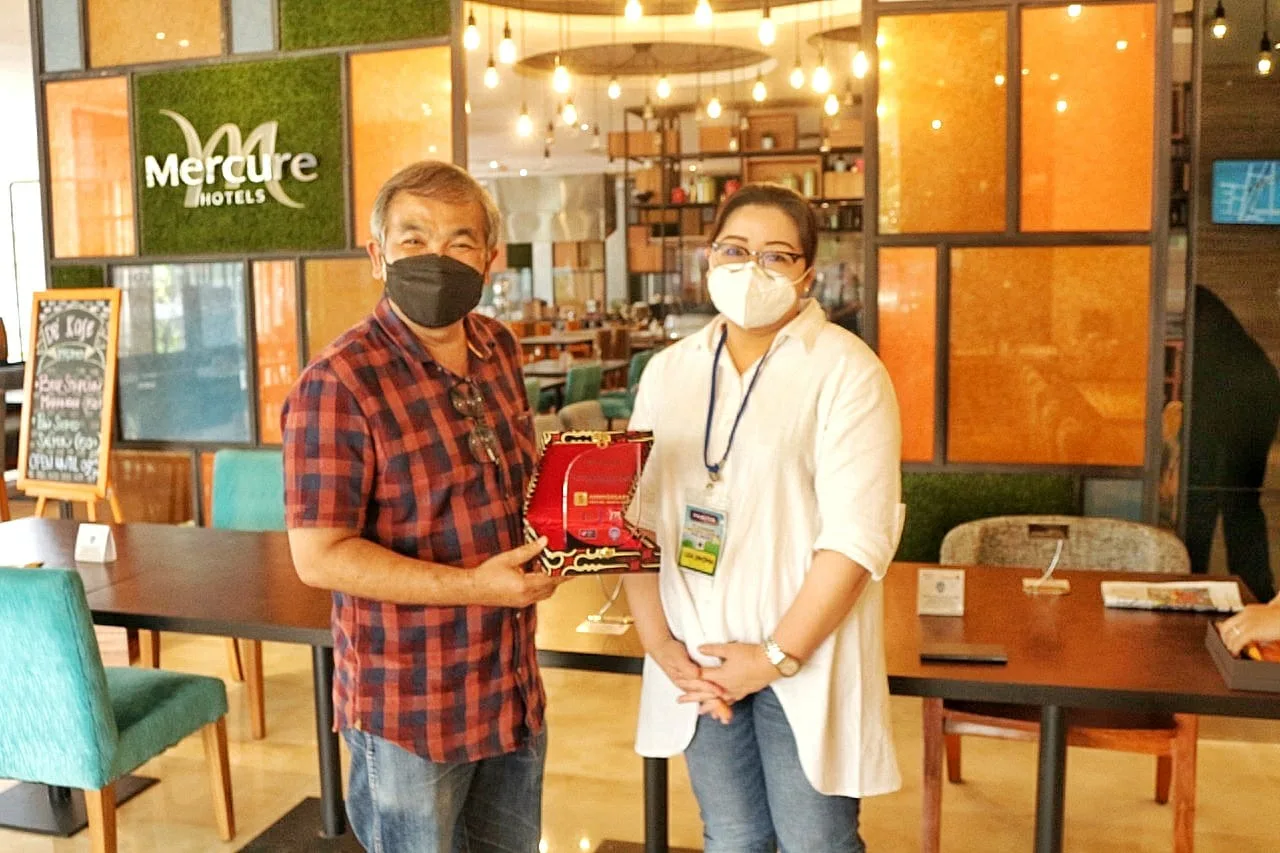 General Manager Hotel Mercure Cikini Jakarta Lisa P Sanjoyo didampingi para stafnya pada Selasa, (6/4/2021) lalu memberikan apresiasi kepada Pakar Komunikasi dan Motivator Nasional Dr Aqua Dwipayana. (Foto dok)