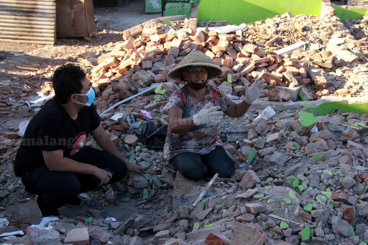 Mistiani, warga Desa Majang Tengah, berbicara dengan tim Peduli gempa Malang Tugu Media Group. Foto: Rubianto