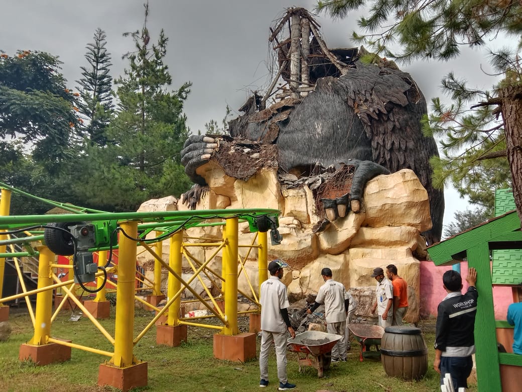 Patung gorila di Jatim Park 2 runtuh bagian kepalanya. (foto:M Sholeh)
