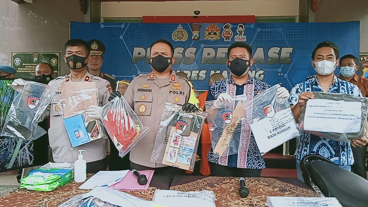 Polres Malang merilis kedua tersangka. (Foto Rizal Adhi)
