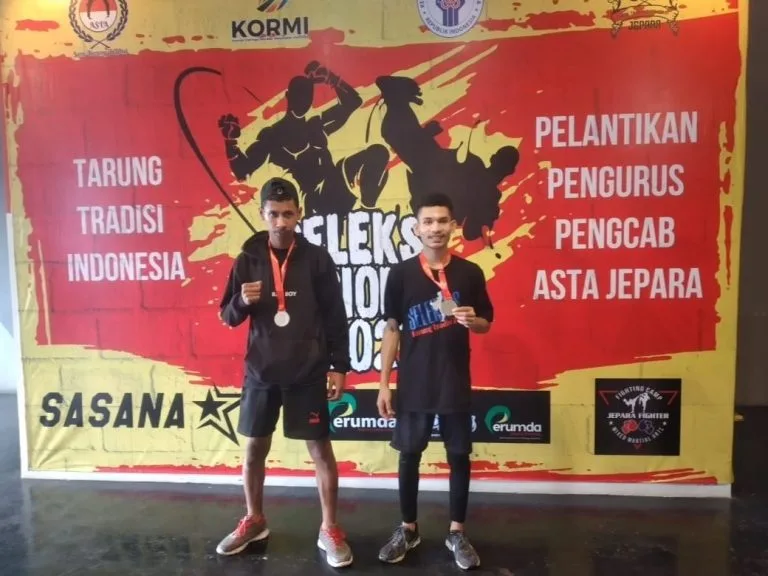 Mahasiswa Unikama yang mendapatkan medali perak ajang Seni Tarung Tradisional.