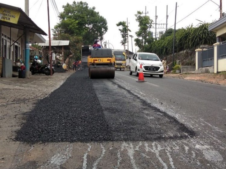 Salah satu jalur yang diperbaiki Bina Marga DPUPR Kota Batu. foto: Moh Sholeh