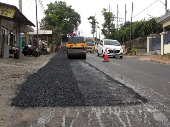 DPUPR - Jelang Libur Lebaran, DPUPR Kota Batu Tutup Lubang Tiga Ruas Jalan Alternatif