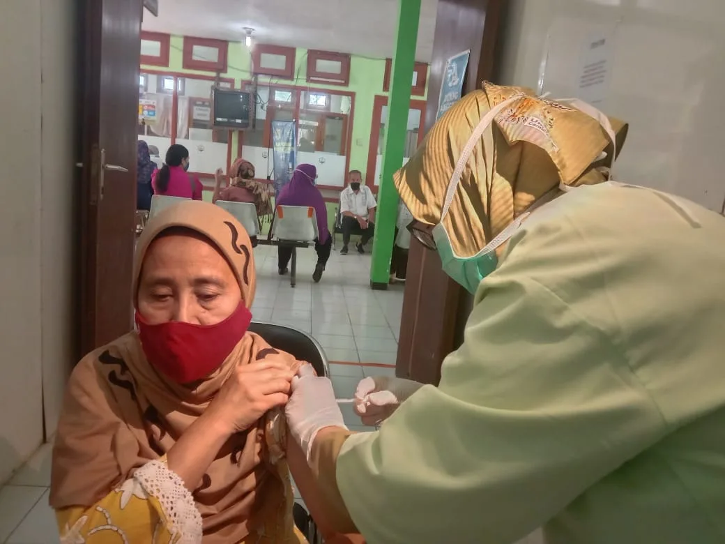 Lansia Kota Batu Jalani Vaksinasi, 2 Orang Gagal Vaksin