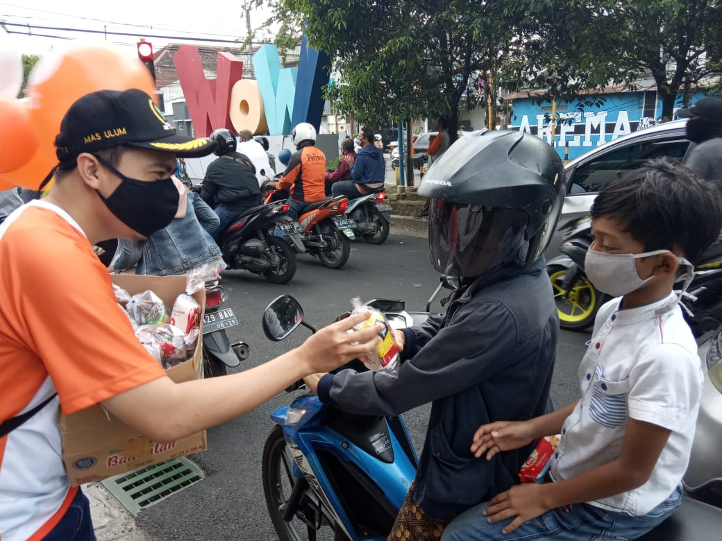 Anggota DPRD Kota Malang Fraksi PKS Akhdiyat Syabril Ulum saat berbagi takjil gratis di Jalan Raya Sawojajar, Minggu (25/4/2021). Foto/Dok.