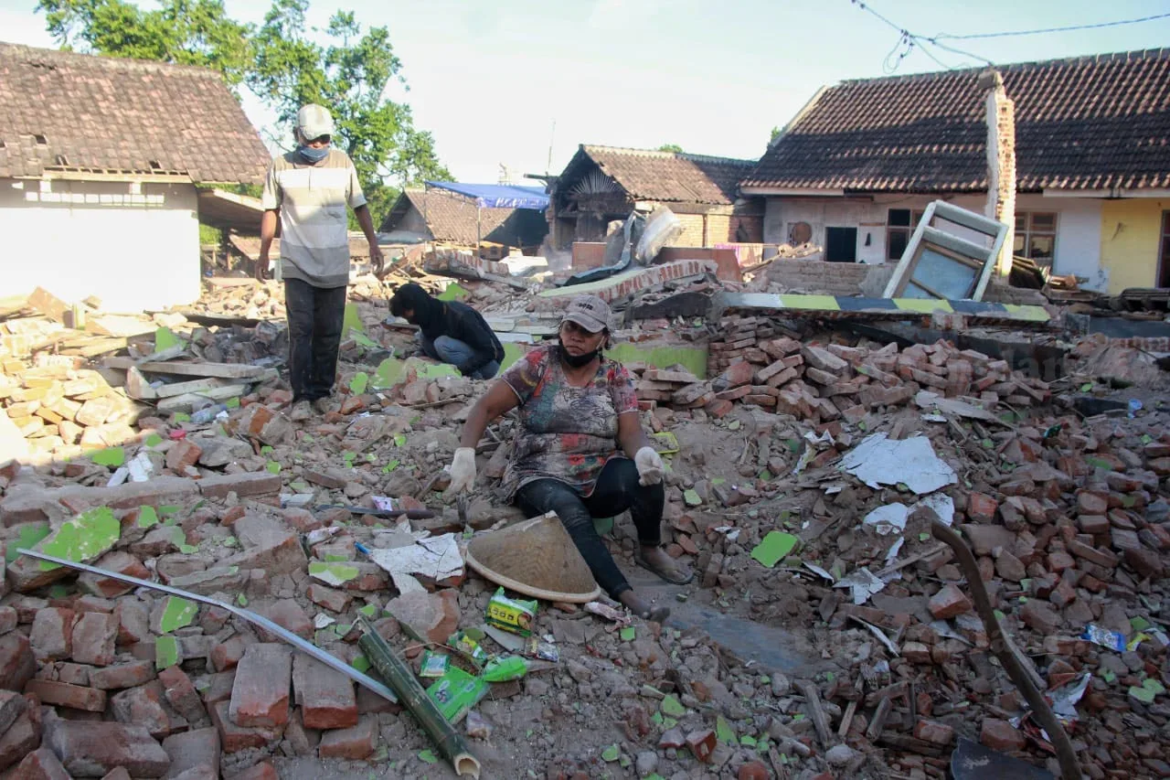 Puing-puing Rumah Warga Desa Majang Tengah, Kecamatan Dampit Terdampak Gempa Malang