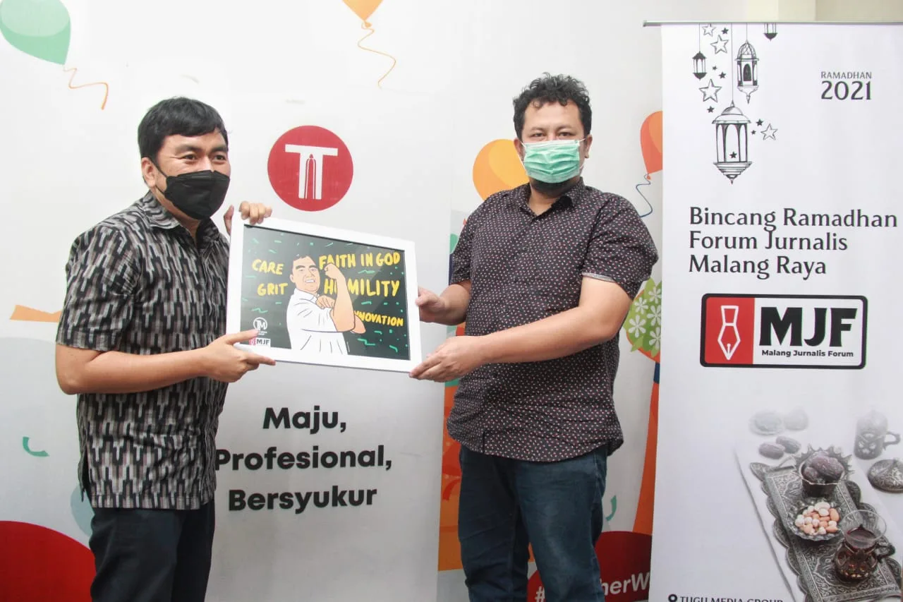 CEO Paragon, Salman SUbakat (kiri) mendapatkan kenang-kenangan dari CEO Tugu Media Group, Irham Thoriq (kanan) dalam acara MJF. (Foto: Rubianto)