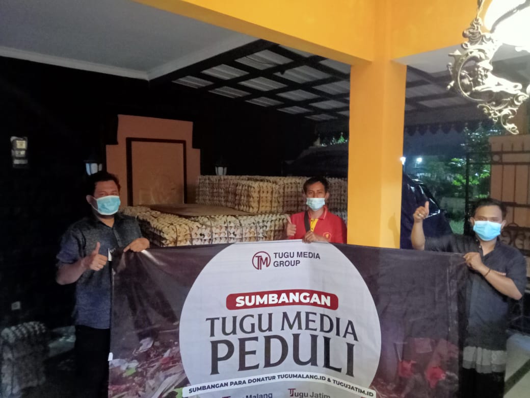 Proses penyerahan telur dan air mineral di kantor Tugu Media Group pada Jum'at dini hari. dok