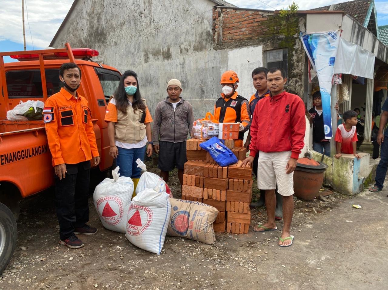 Petugas BPBD Kota Malang memberikan bantuan sembako dan material kepada warga terdampak gempa di Kota Malang. Foto : BPBD Kota Malang