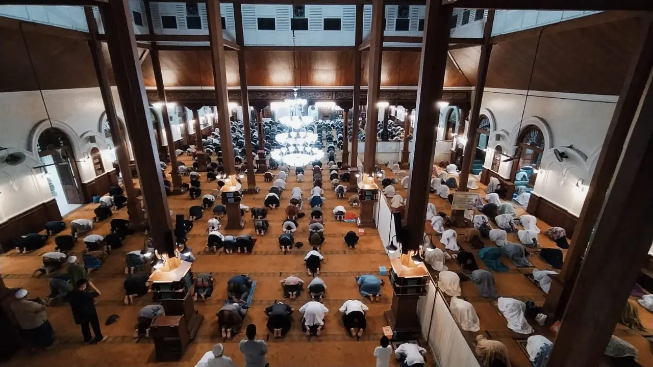 Salat Tarawih hari pertama di masjid Agung Kota Malang, tetap jaga jarak. foto: Azmy