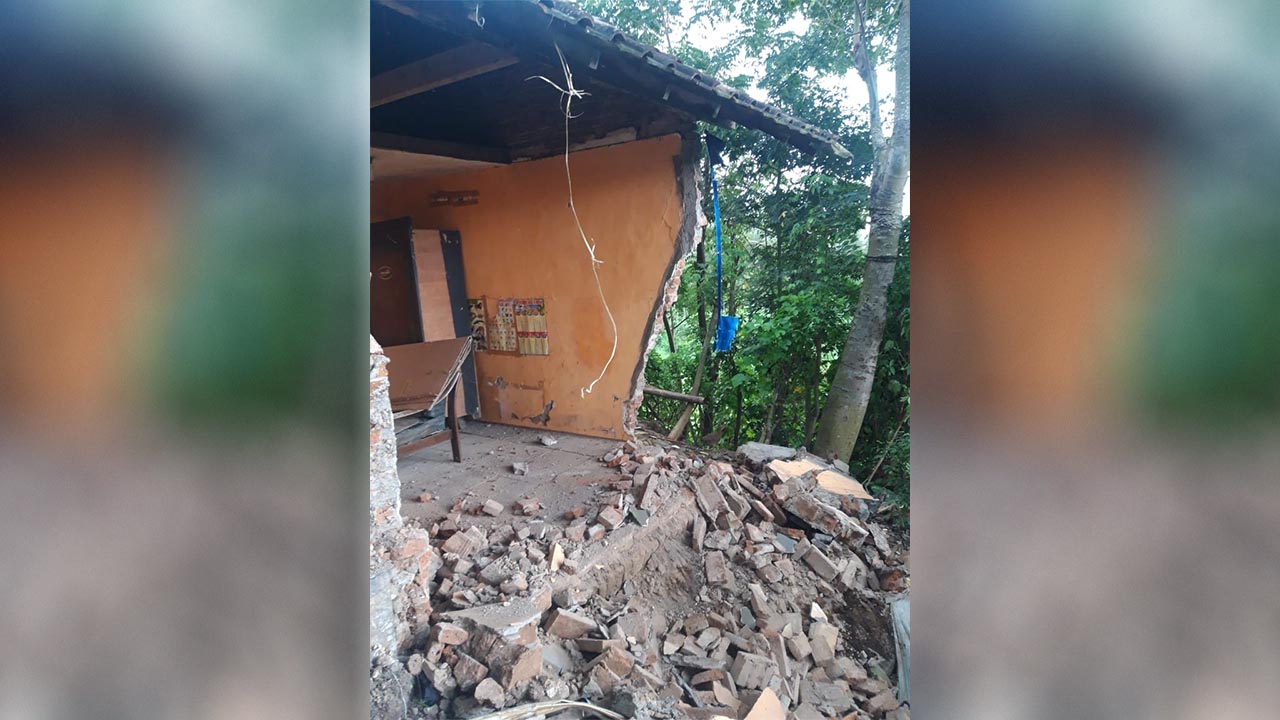 Salah satu rumah terdampak gempa di Kota Malang, ambrol bagian depannya.(foto:Azmy)