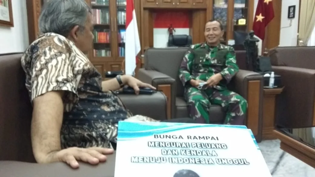 Dr Aqua Dwipayana saat bertemu dengan Mayjen Totok Imam di ruangannya. (Foto dok)