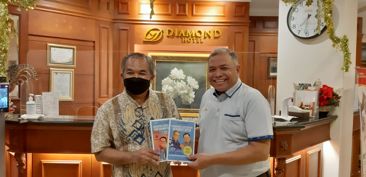 Dr. Aqua Dwipayana menyerahkan buku Trilogi The Power of Silaturahim pada mantan Pangdam IV/Diponegoro Mayjen TNI Purn Sunindyo. foto: ist