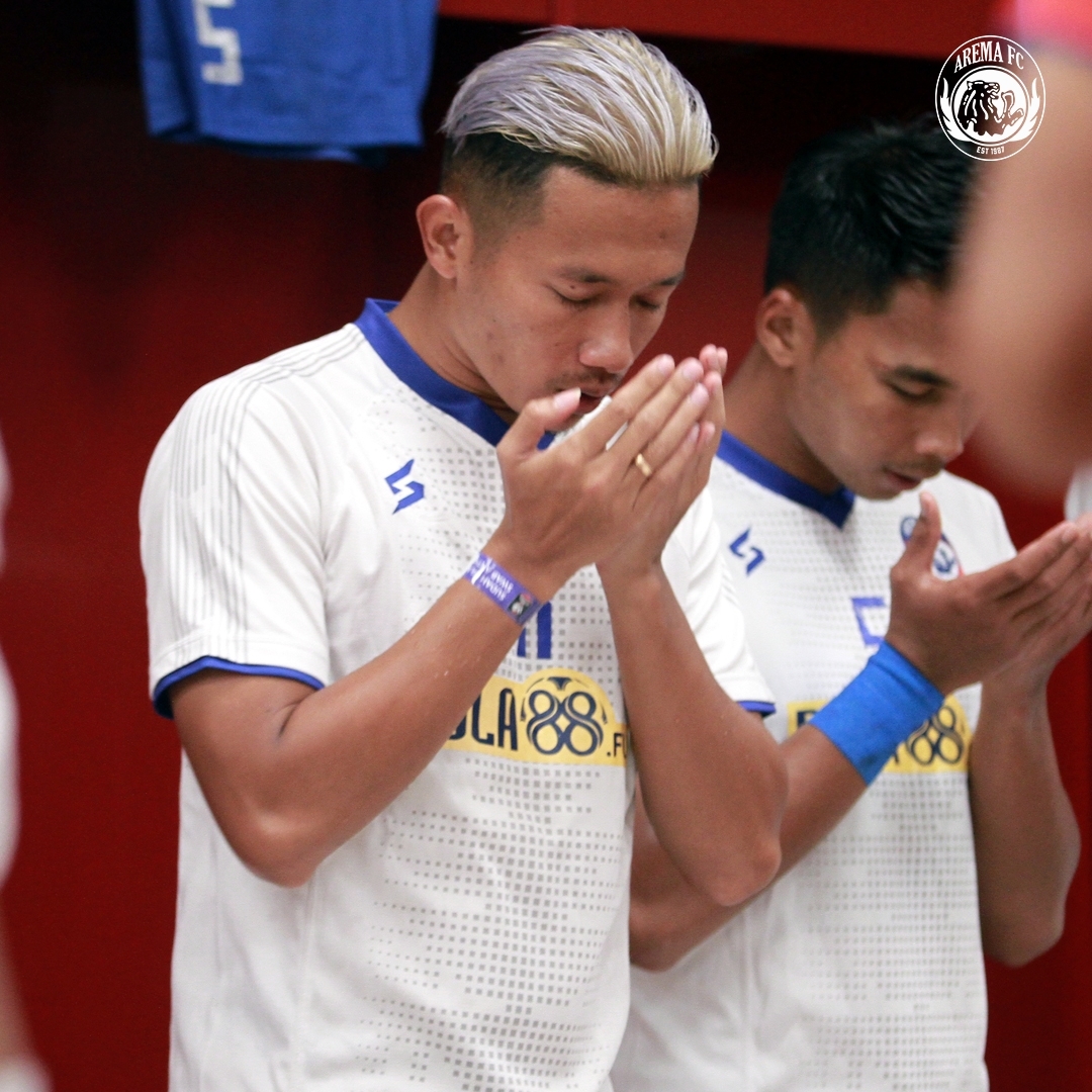Dendi Santoso saat berdoa sebelum pertandingan Arema FC. Foto/IG Arema FC