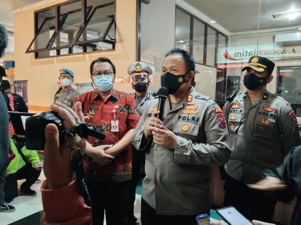 Kapolres Malang saat memberikan keterangan kepada wartawan di RSSA Malang, terkait laka lantas Poncokusumo. Foto/Rizal Adhi Pratama