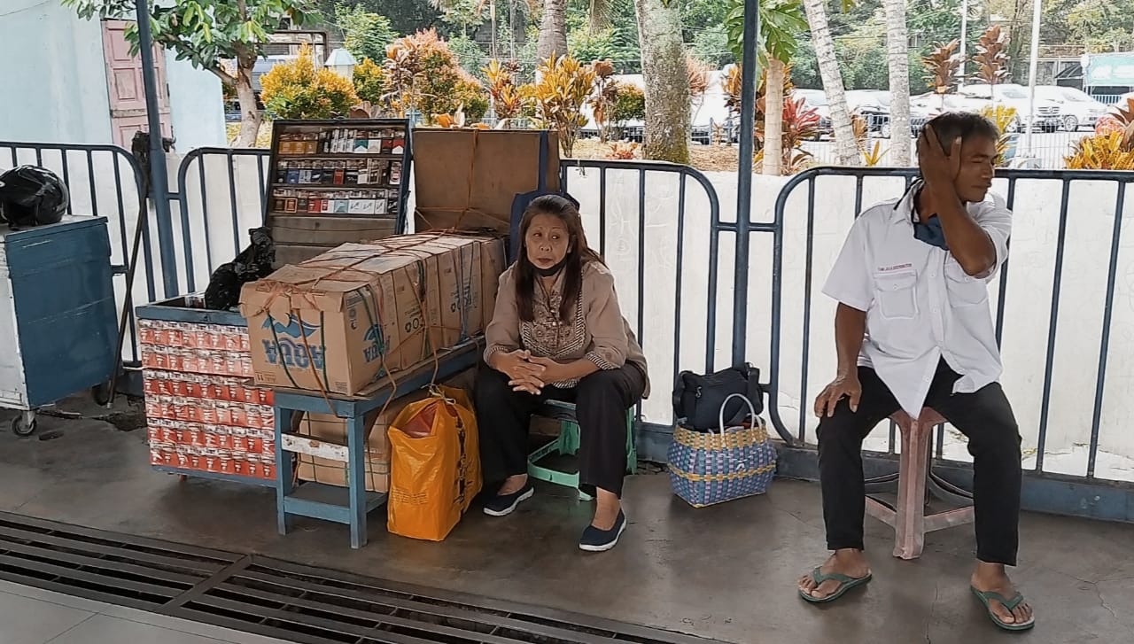Diah Wilujeng, seorang pedagang rokok di terminal Arjosari yang tetap semangat berjualan meski pada faktanya di terminal sepi aktivitas. Foto/Azmy