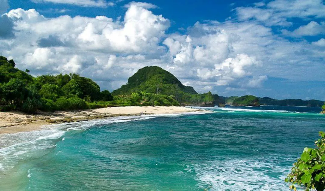 Menikmati Pesona Pantai Goa Cina