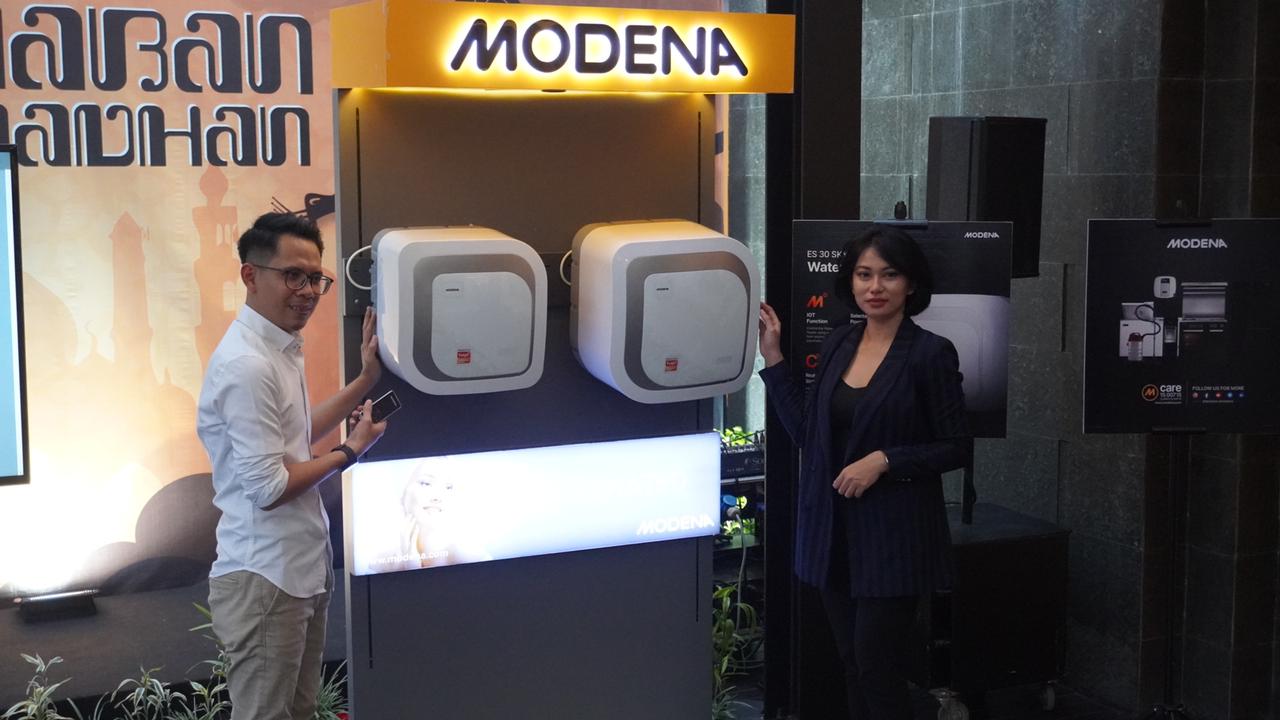 Product Manager Modena, Suherman Baslim, menunjukkan produk anyar water heater berteknologi IoT yang bisa diatur otomatis lewat gadget. Foto: Istimewa