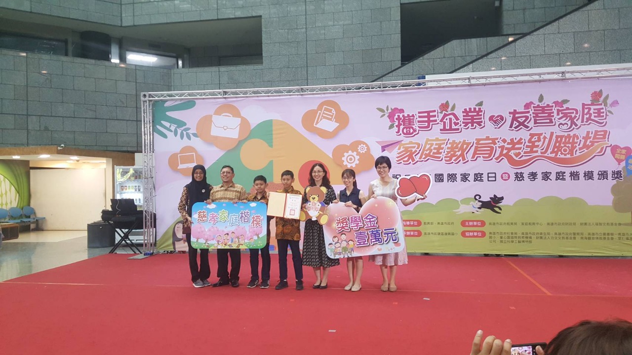 Keluarga Tresno Santoso saat menerima penghargaan model keluarga kesalehan berbakti ke-110 dari Education Bureau, Kaohsiung City Government-Taiwan Republic of China. Foto: dok