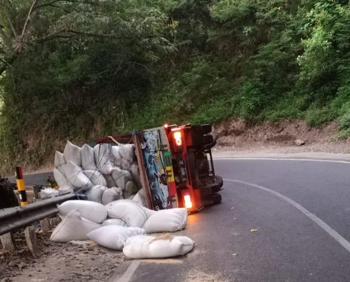 Truk Pengangkut Gabah Terguling di Tikungan Jalan Moh Manan Kota Batu
