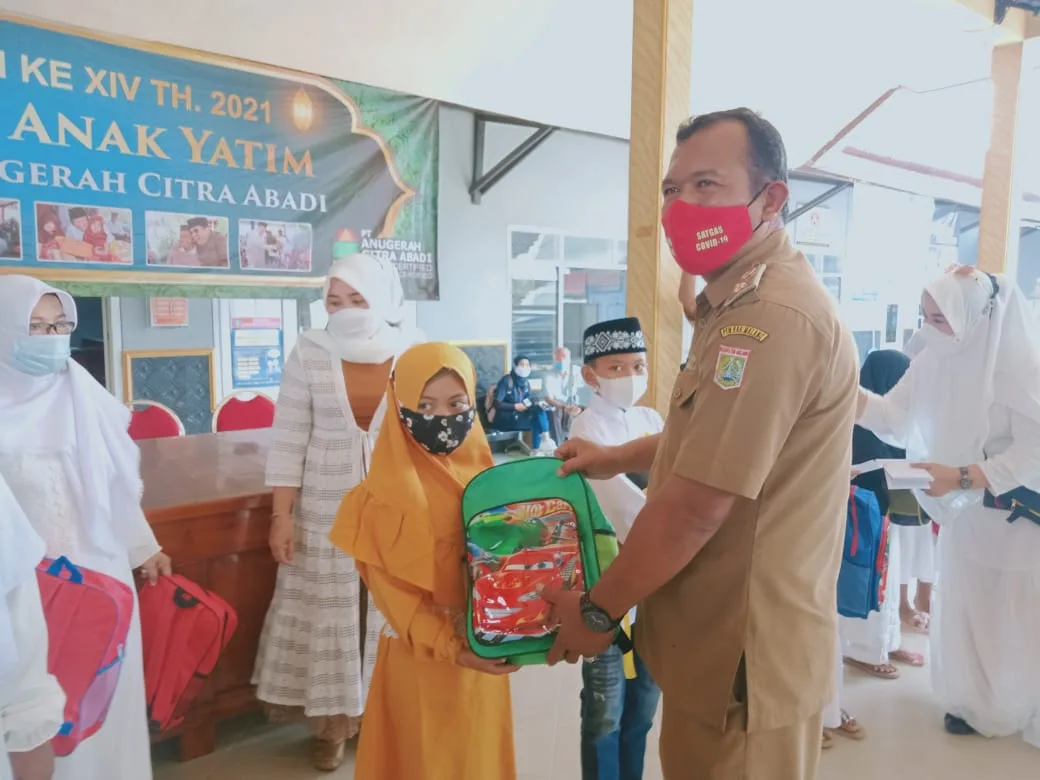 PT ACA Berikan THR dan Alat Sekolah untuk 214 Anak Yatim di Turen