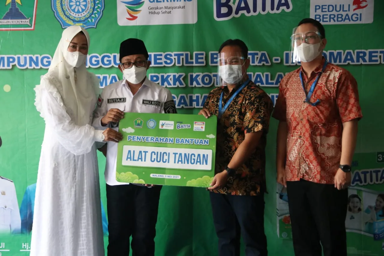 Indomaret Serahkan CSR Berupa Paket Sembako dan Alat Cuci Tangan kepada Pemkot Malang