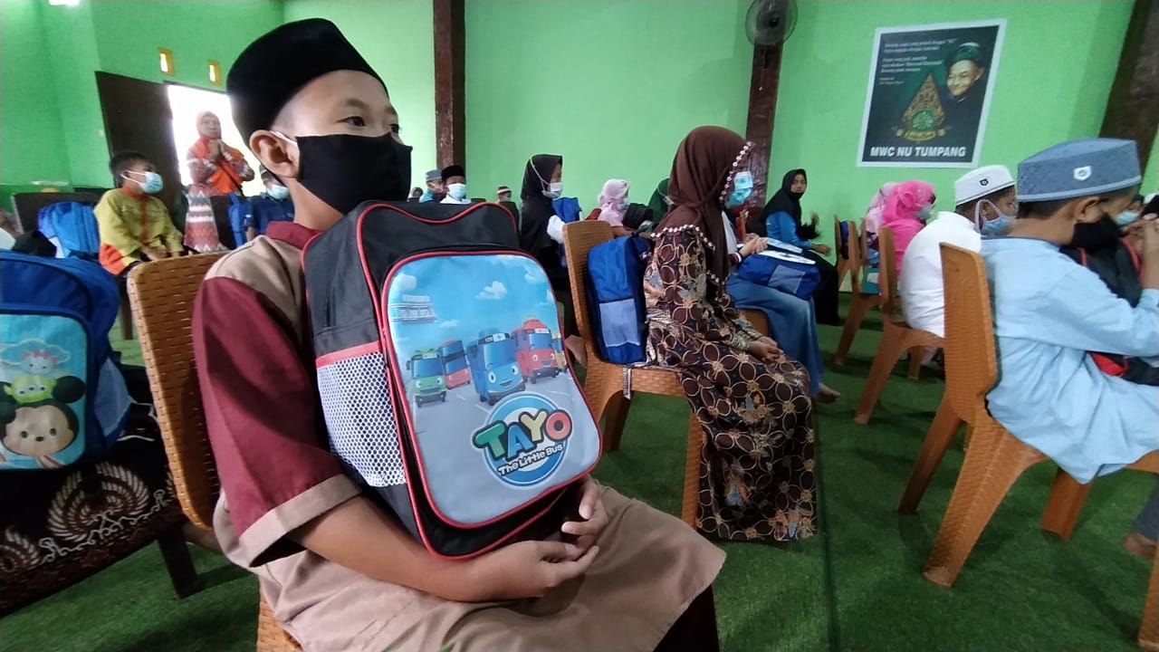 Penyaluran santunan dari PT Anugerah Citra Abadi (ACA) kepada anak yatim di Kantor MCW NU, Kecamatan Tumpang, Kabupaten Malang, pada Jumat (7/5/2021). Foto: Ulul Azmy