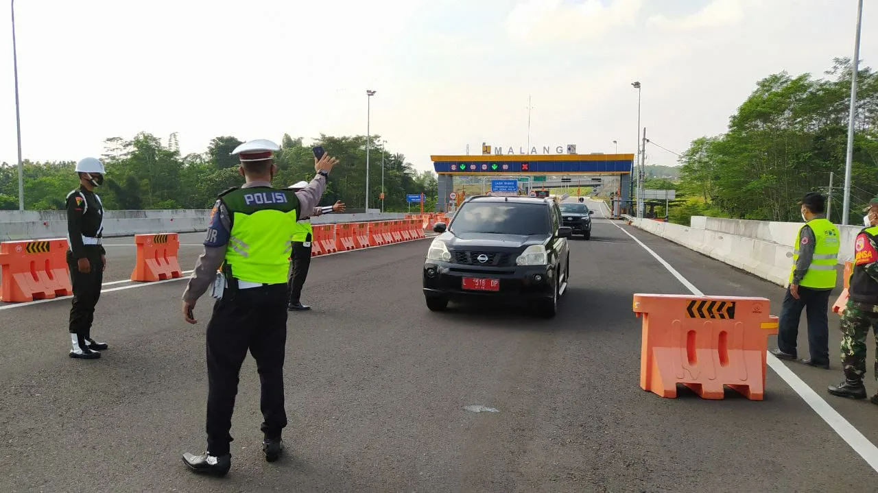 penyekatan - Hari Kedua Penyekatan di Exit Tol Madyopuro: 33 Kendaraan Balik Kanan