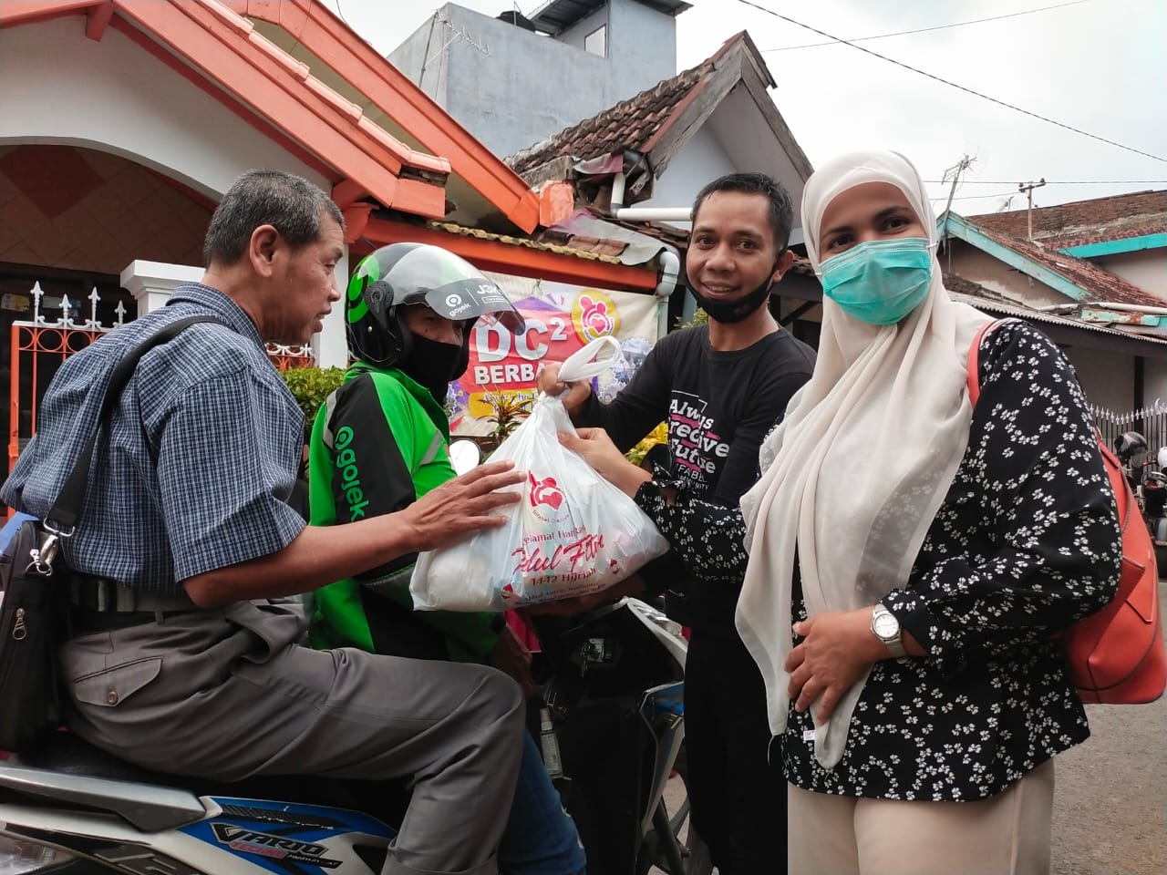 Istri dr Tandya, Aminah Najmah, memberikan paket sembako kepada salah satu difabel tunanetra. Foto: dok