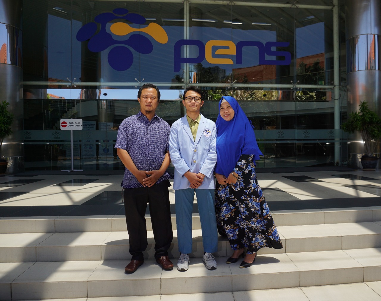 Penerima program Beasiswa Gojek 2020, Muhammad Arya Putra Pratama (tengah). Foto: Gojek