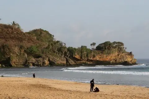 Piknik Berselimut Senja di Pantai Nganteb