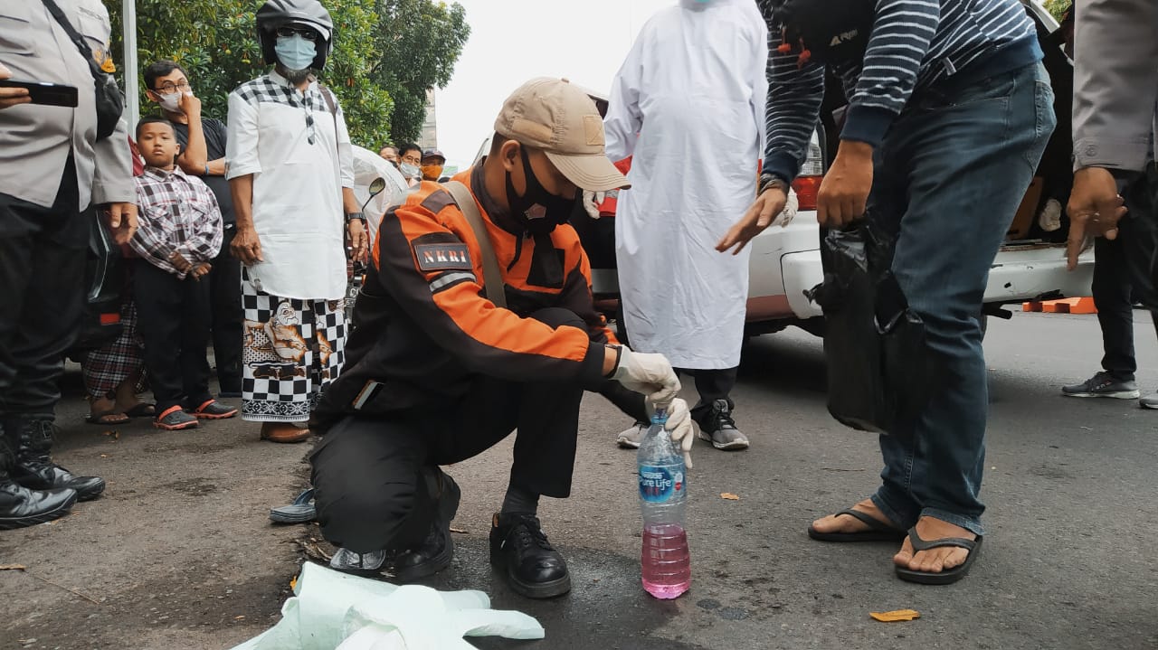 Tim PSC 119 Malang saat melakukan evakuasi pengemudi bentor yang mendadak tewas di tepi jalan Kayutangan Heritage, pada Jumat (14/5/2021). Foto: Ulul Azmy