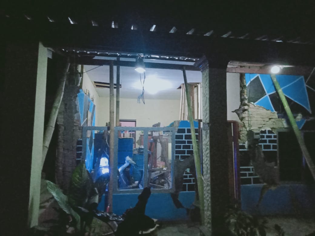Bangunan rusak akibat gempa di Desa Majang Tengah Kabupaten Malang. Foto: Rizal Adhi