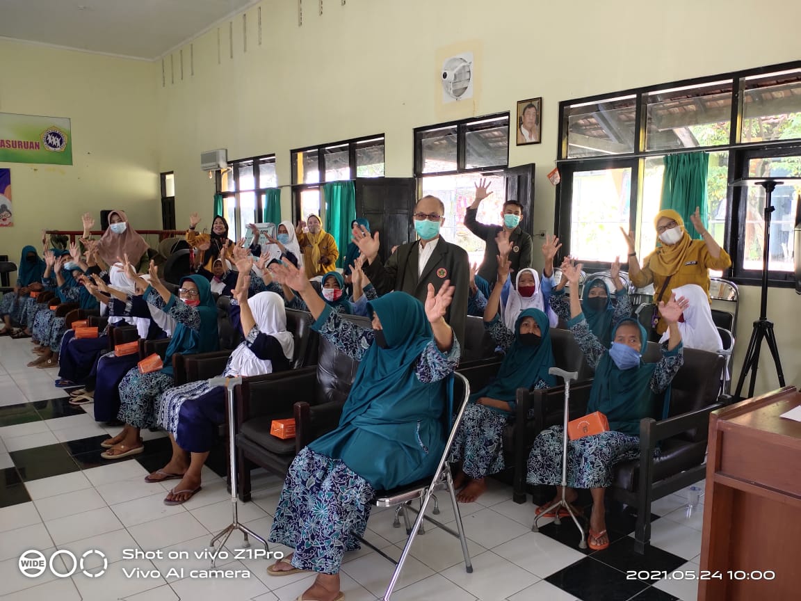 Kegiatan KKN mahasiswa Prodi S1 Fisioterapi ITSK RS Dr Soepraoen di berbagai daerah di Jawa Timur. Foto: dok
