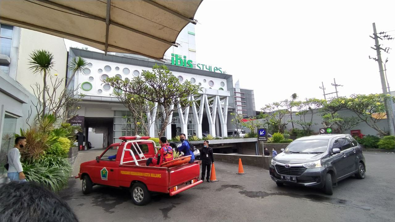 Petugas PMK Kota Malang tengah melakukan evakuasi korban terjepit lift di Hotel Ibis Styles Malang, pada Jumat (28/5/2021). Foto: Ulul Azmy
