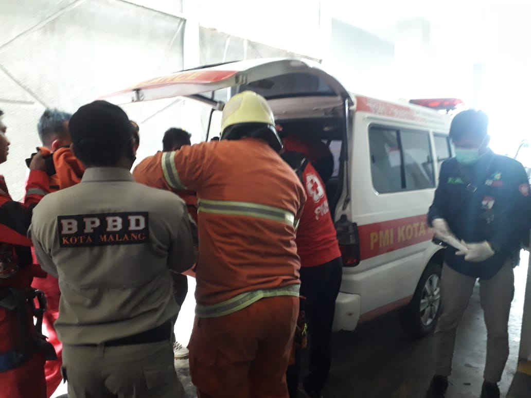 Petugas PMK Kota Malang tengah melakukan evakuasi korban terjepit lift di Hotel Ibis Styles Malang, pada Jumat (28/5/2021). Foto: TRC