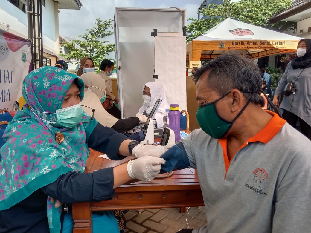 Lansia Kota Batu menjalani vaksinasi dalam Hari Lanjut Usia Nasional di Puskesmas Sisir Kota Batu. Foto: M Sholeh