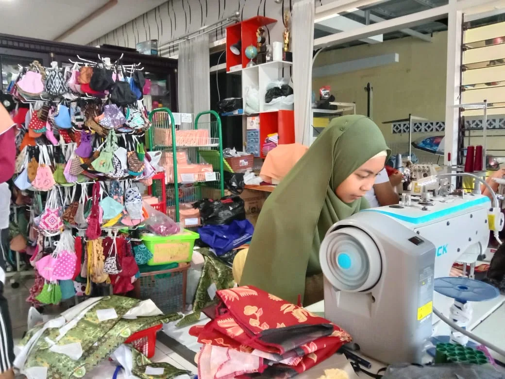 Ilustrasi karyawan perusahaan, karyawan produsen masker di Kota Batu melakukan proses produksi masker