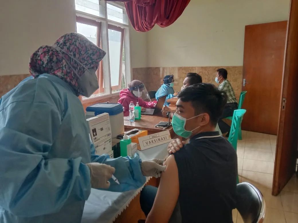 Atlet Kota Batu menjalani vaksinasi di Puskesmas Beji, Kota Batu. Foto: Sholeh.