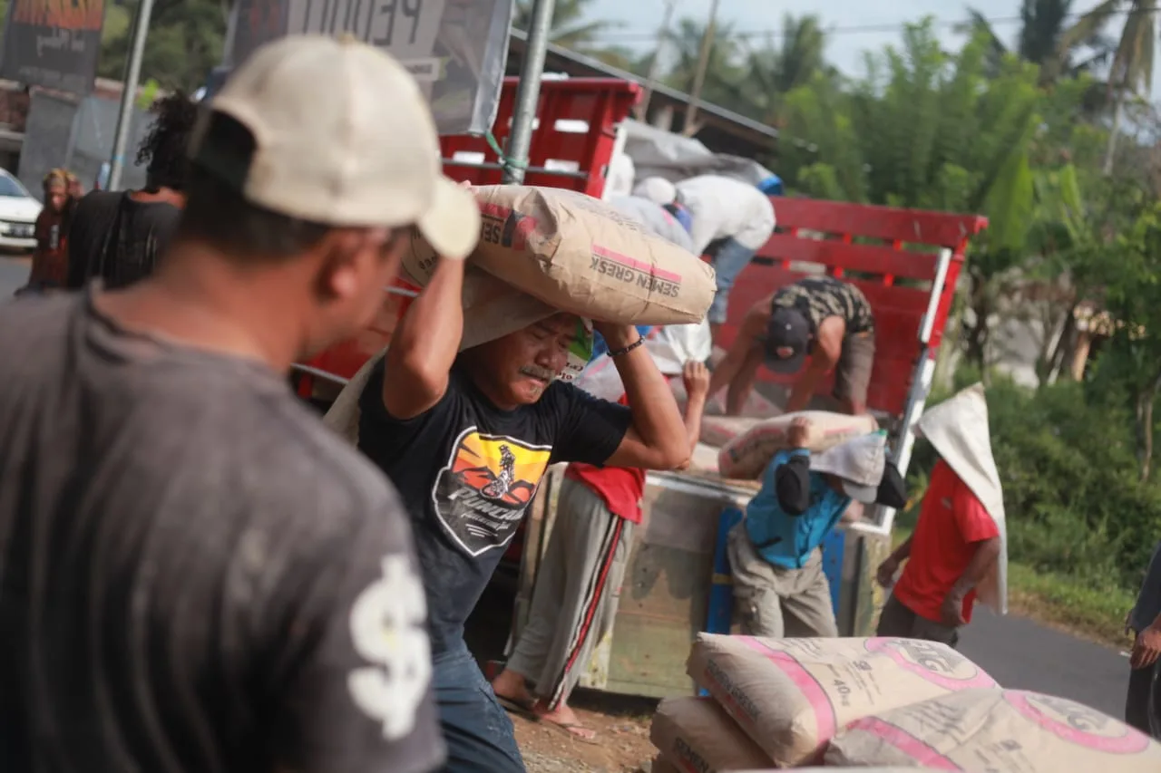 Bantuan peduli gempa Malang yang disalurkan Tugu Media Group. Foto: Ben.