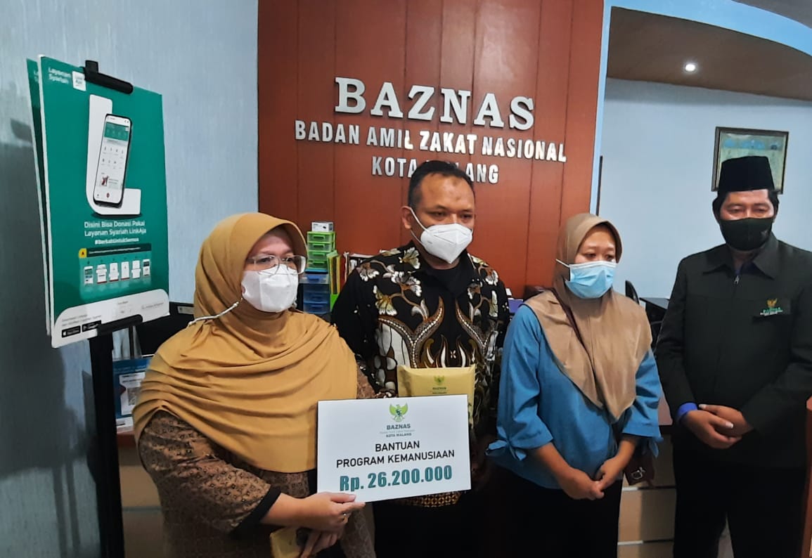Kepala Baznas Kota Malang, Sulaiman saat memberikan bantuan dana pelunasan secara simbolis kepada guru TK korban pinjol, Jumat (21/5/2021). Foto/Azmy