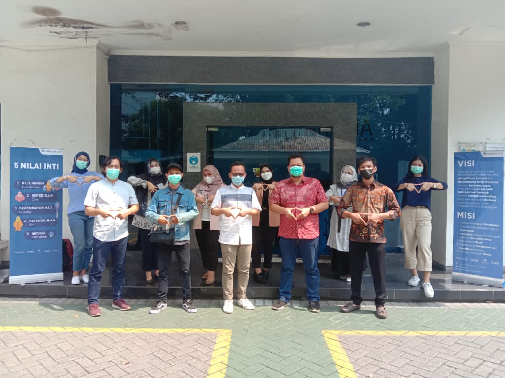 Rombongan Tugumedia group dan PT Paragon Technology dan Innovatif (PTI) foto bersama di depan kantor Pusat Distribusi Wardah di Surabaya. (foto: Ary