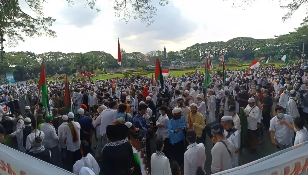 palestina - Aksi Bela Palestina Bergelora di Alun-Alun Tugu Malang