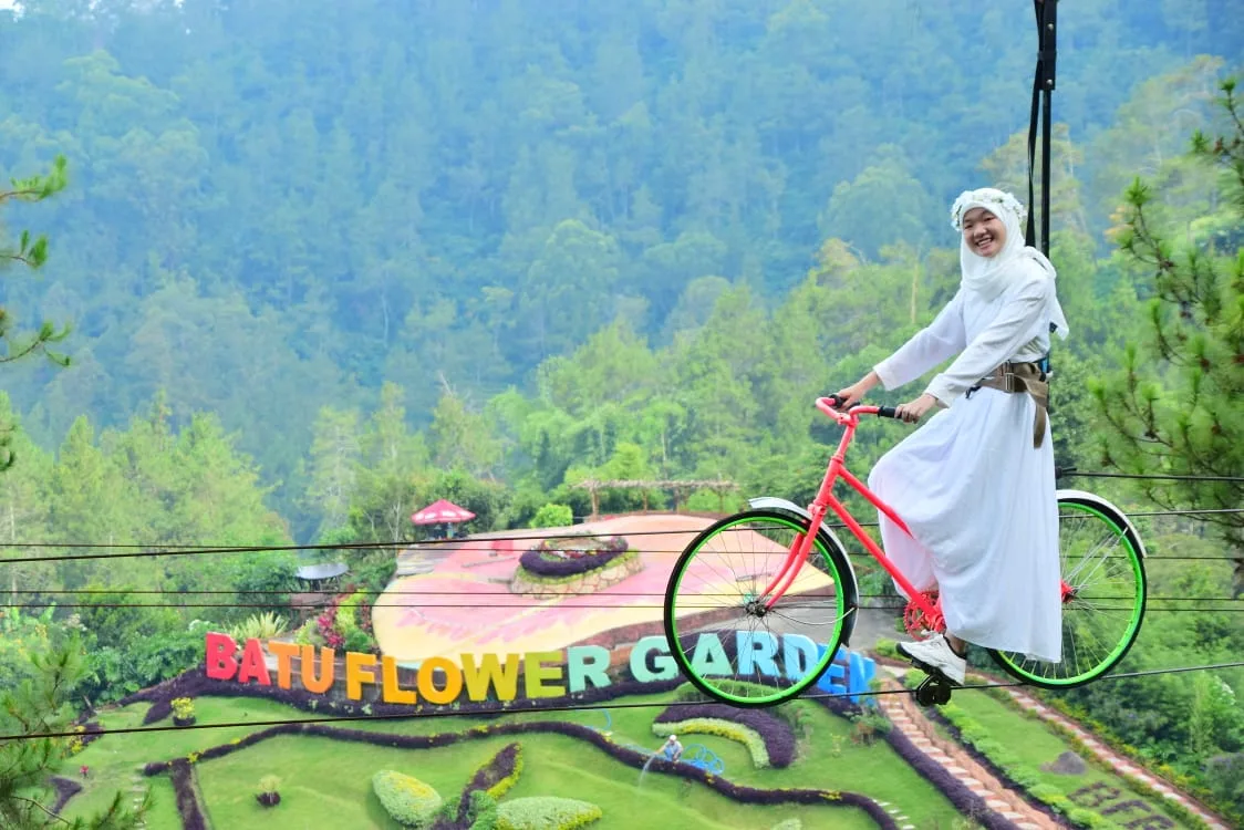 Foto: Wisatawan menikmati salah satu wahana yaitu gowes air di Batu Flower Garden (Batu Flower Garden)